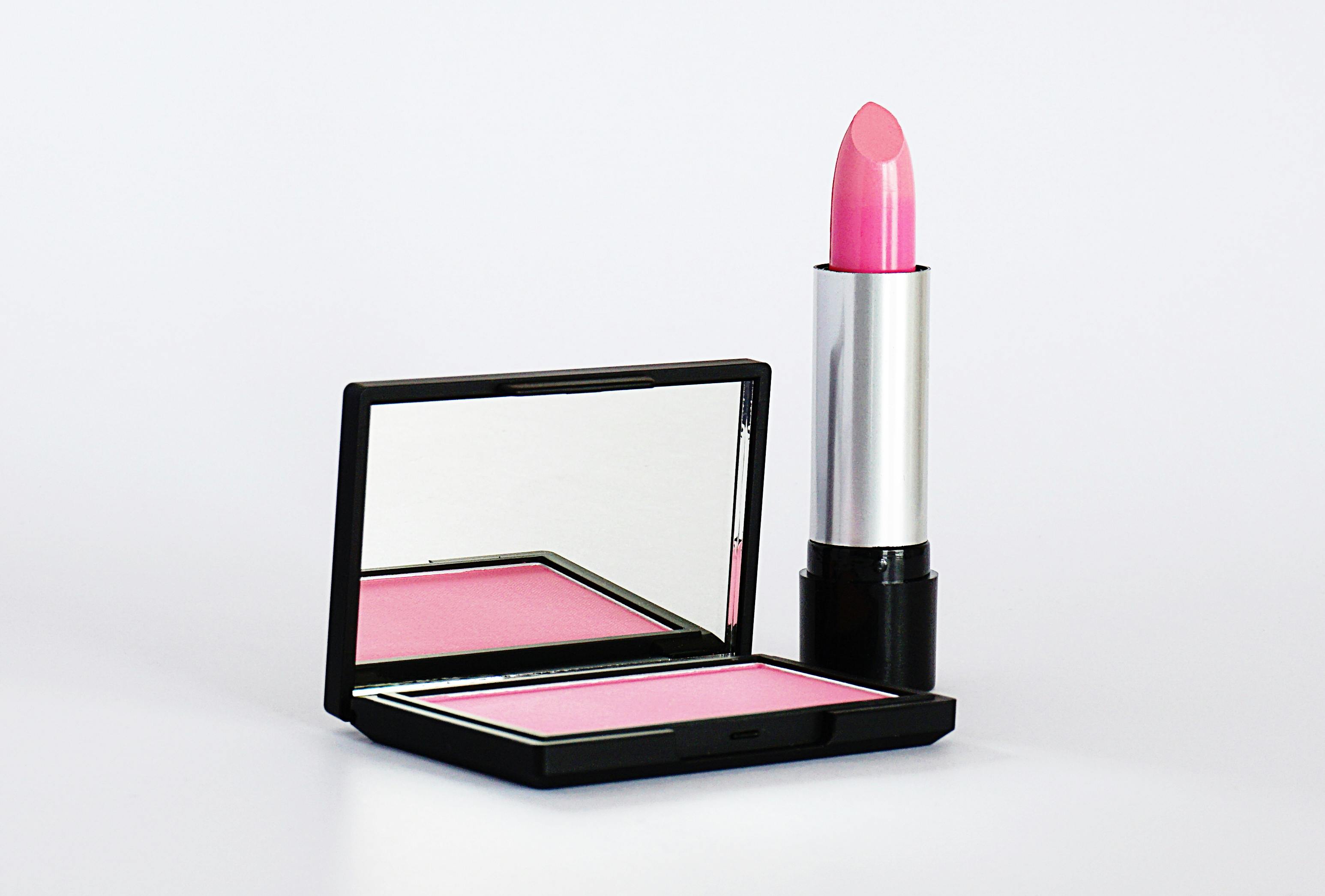 A simple lipstick kit with mirror